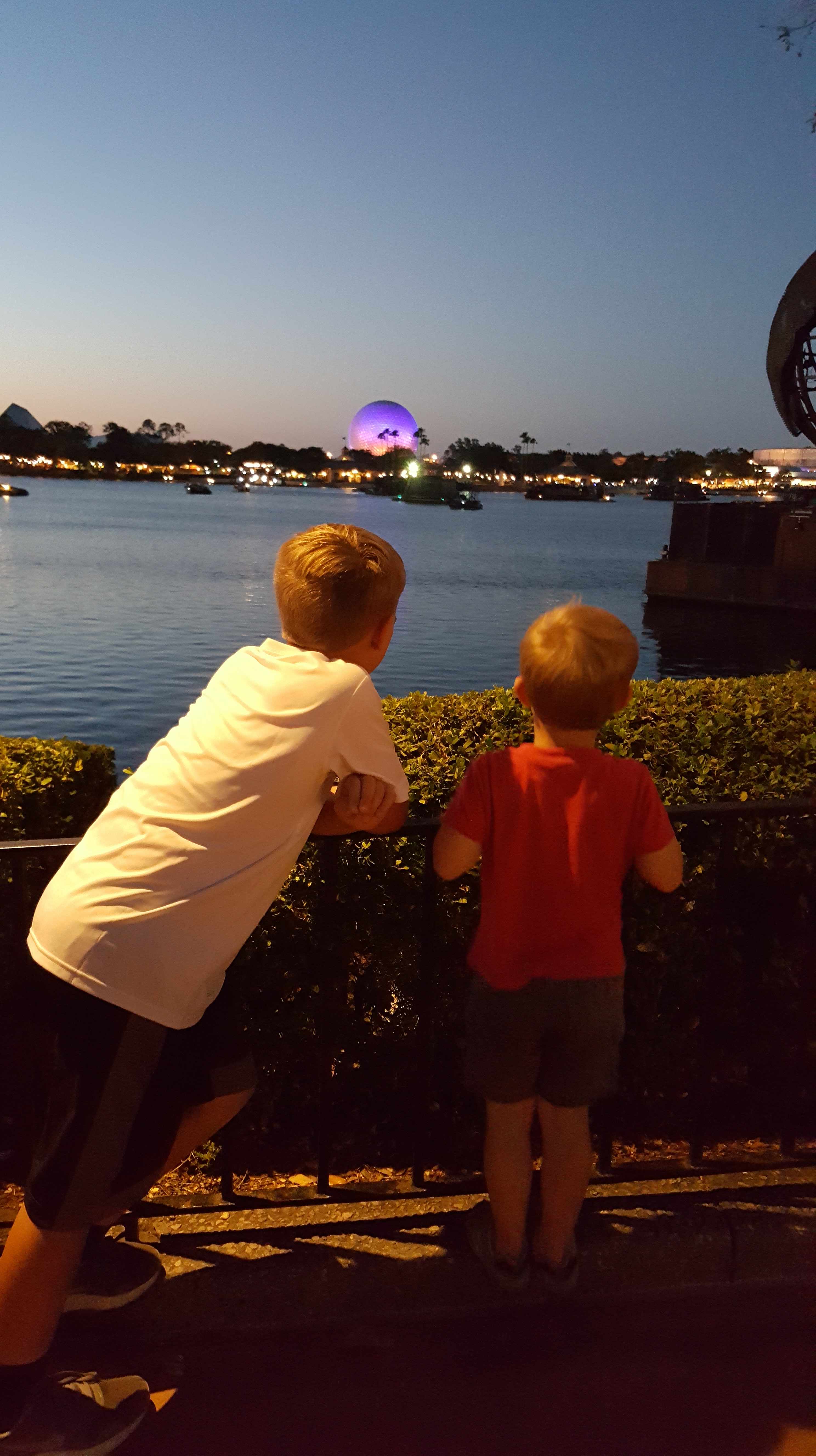🌐 Top 15 Instagram-Worthy Photo Spots at EPCOT – Style With Lynn